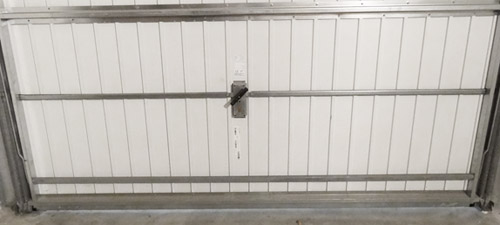 barre de fermeture d'une porte de garage de copropriété