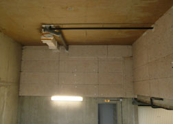 isolation acoustique des murs mitoyens de certains logements au moyen de panneaux de polystyrène recouverts de fibres