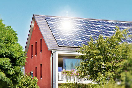Installation des panneaux solaires sur le toit de la copropriété