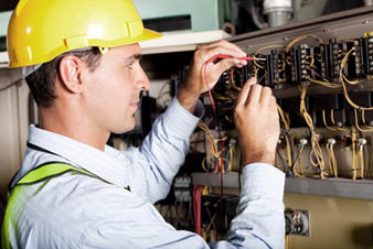 Electricien devant compteur électrique